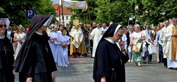 Procesja Bożego Ciała przeszła ulicami Płocka. Uroczystościom przewodniczył bp Szymon Stułkowski! [FOTO]