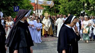 Procesja Bożego Ciała przeszła ulicami Płocka. Uroczystościom przewodniczył bp Szymon Stułkowski! [FOTO]