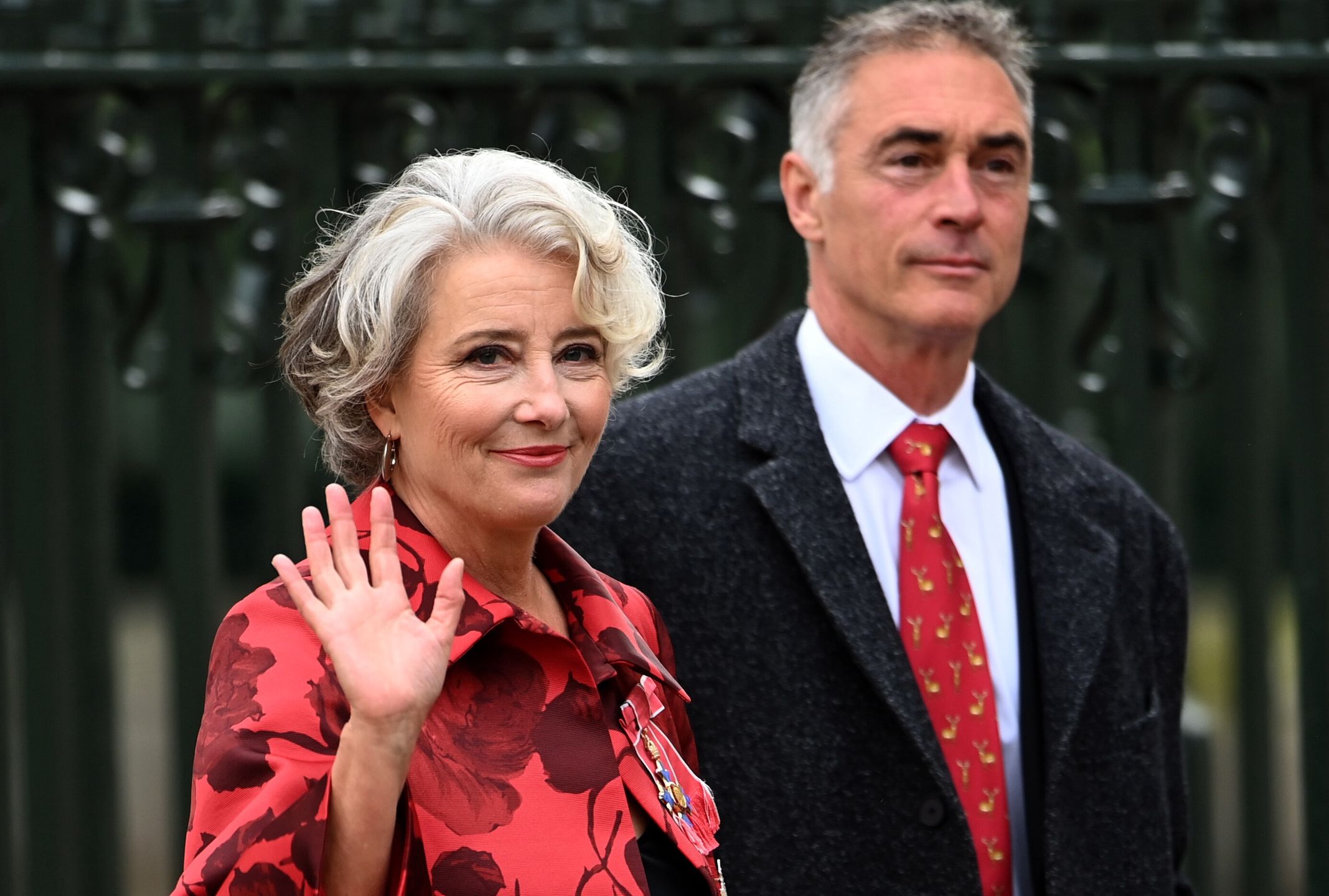 Emma Thompson z mężem, aktorem Gregiem Wisem na koronacji króla Karola III