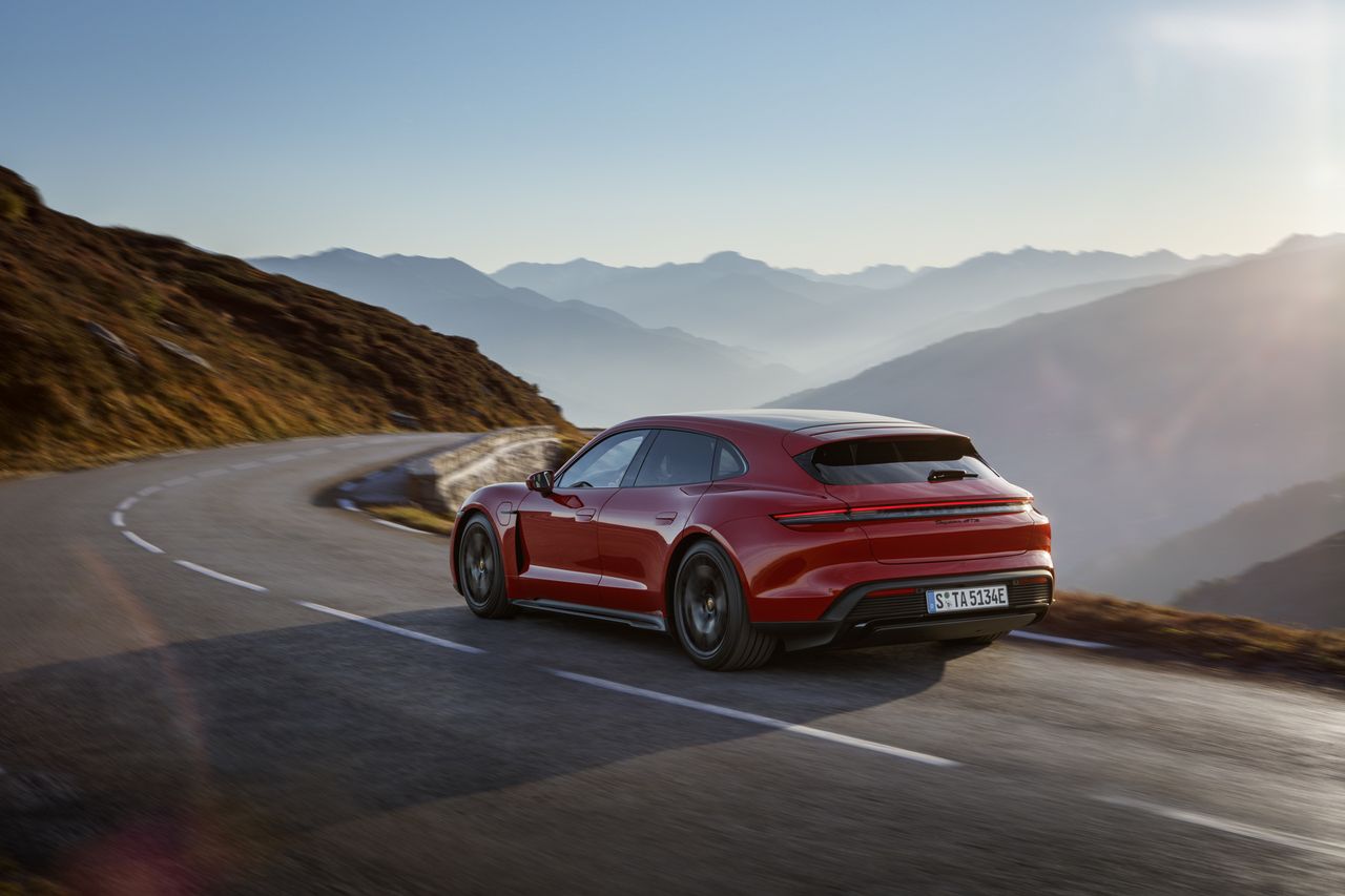 Porsche Taycan Sport Turismo to kombi, ale tylko na asfalt. Dołącza też wersja GTS