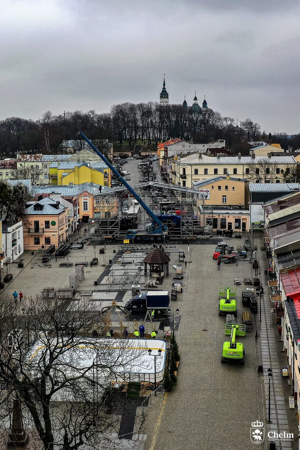 Montaż sceny na Placu Łuczkowskiego w Chełmie