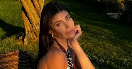 Anna Markowska wyłania się z basenu i prezentuje nienaganną sylwetkę w bikini
