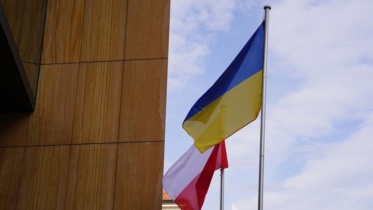 Flagi Polski i Ukrainy przed siedzibą Konsulatu Generalnego Ukrainy w Lublinie