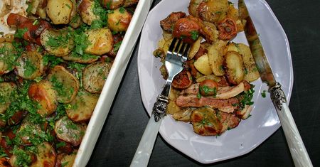 Pieczone ziemniaki z boczkiem i rydzami