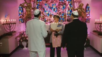 Nocny maraton ze śmiechem na Polsacie! Kultowa komedia z Adamem Sandlerem już o 01:20. Warto zarywać noc?