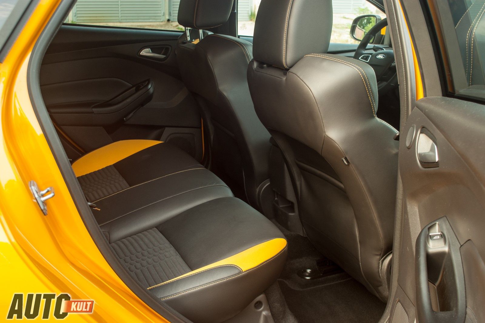 Funkcjonalność nie jest sztandarową cechą sportowych hatchbacków, ale Focus ST nie wypada tutaj źle. Z tyłu zmieszczą się niżsi pasażerowie do ok. 170 cm.