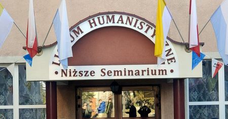 Ich synowie chodzą do seminarium. "Praktycznie nie ma lekcji"