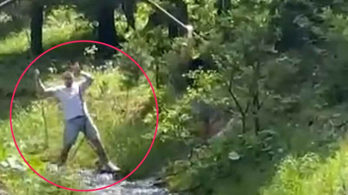 Mężczyzna popisywał się, chodząc po łańcuchach