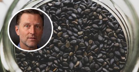 Wystarczy łyżeczka dziennie. "Gasi stan zapalny lepiej niż ibuprofen"