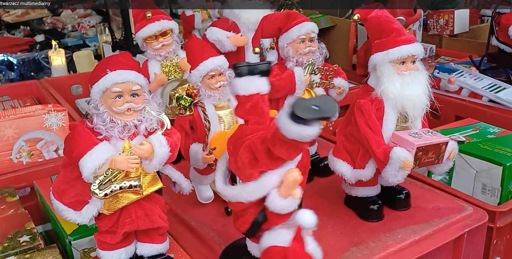 Piękne Mikołaje robiły furorę na ostrowieckim targu. Zatrzymywali się przy nich i mali i duzi