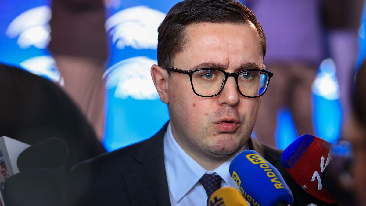 Rybnik, 04.03.2026. Minister energii Miłosz Motyka rozmawia z mediami po uroczystości podpisania przez PGE umów na budowę elektrowni gazowych w Rybniku i Gryfinie, 4 bm. w siedzibie Fundacji Elektrowni Rybnik. (amb) PAP/Jarek Praszkiewicz