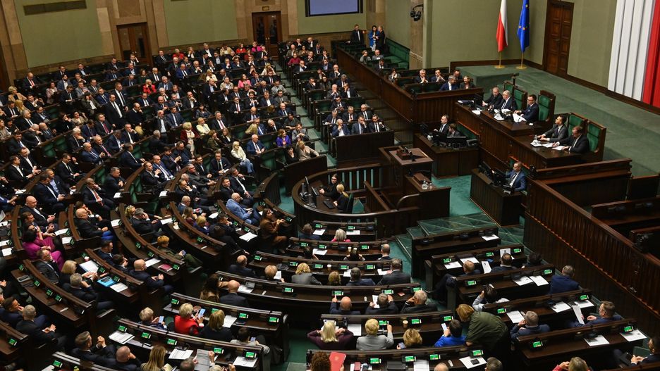 pos�owie
Warszawa, 19.11.2024. Pos�owie na sali plenarnej Sejmu w Warszawie, 19 bm. Sejm zajmuje si� m.in. rz�dowym projektem noweli specustawy powodziowej oraz projektem ustawy oko�obud�etowej na 2025 r. (jm) PAP/Piotr Nowak
Piotr Nowak
obrad, plenarna, polityk polityka, posiedzenie, pos�owie, sala posiedze�, sejm, sejmu