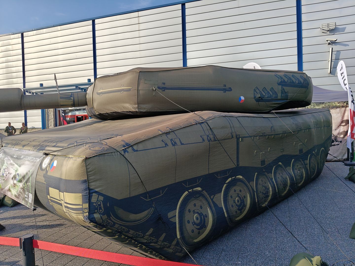 Czeska dmuchana makieta czołgu Leopard 2A4.