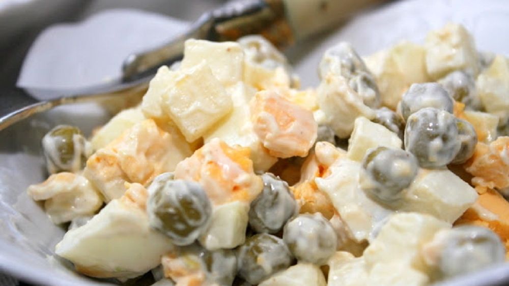 Sałatka z groszkiem i jajkami
