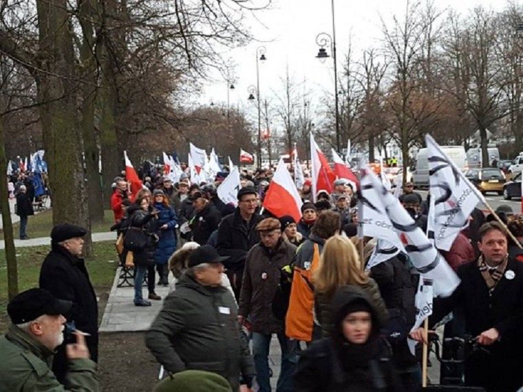 Rozpoczyna się marsz KOD. Będą utrudnienia w ruchu