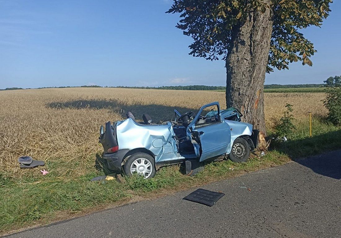 Poważny wypadek pod Gnieznem. Dach odpadł od reszty auta