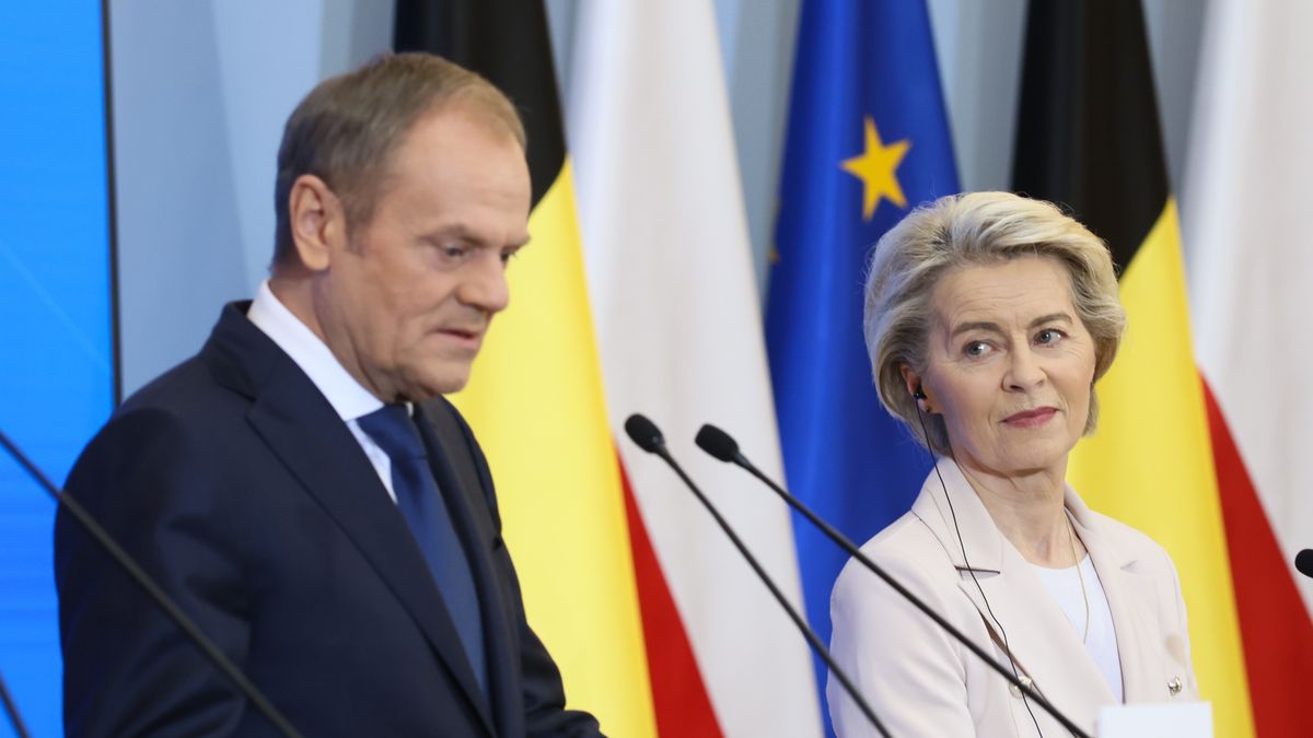 Warszawa, 23.02.2024. Premier RP Donald Tusk (L) i szefowa Komisji Europejskiej Ursula von der Leyen (P) podczas konferencji prasowej po spotkaniu w KPRM w Warszawie, 23 bm. (sko) PAP/Leszek Szymański