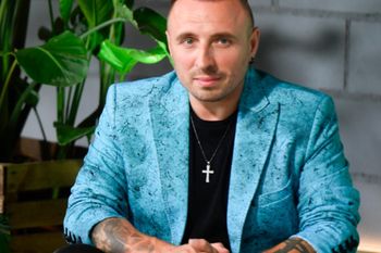 Czadoman przyjmuje księdza po kolędzie. A co z kopertą? "U nas jest ZAWSZE"