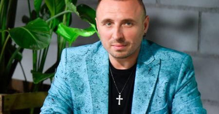 Czadoman przyjmuje księdza po kolędzie. A co z kopertą? "U nas jest ZAWSZE"