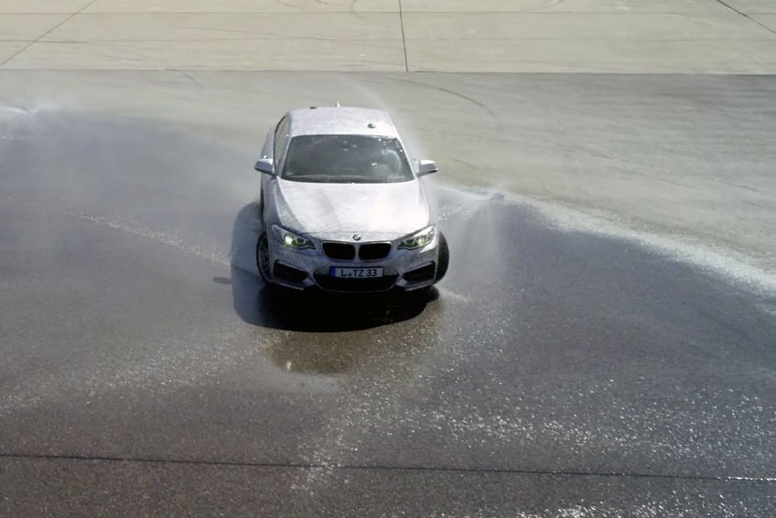 Automatycznie driftujące BMW Serii 2 konkuruje z kierowcą