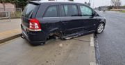 Lublin: Zderzenie dwóch pojazdów na Abramowickiej. W trzecie auto uderzyło oderwane koło