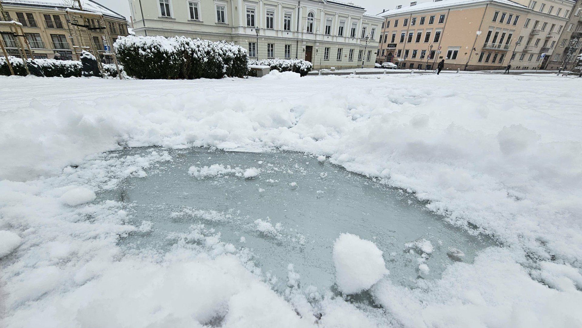 Gdyby nie nasz fotoreporter, który dla zdjęcia usunął hałdę śniegu z lustra, instalacji nie byłoby zupełnie widać.