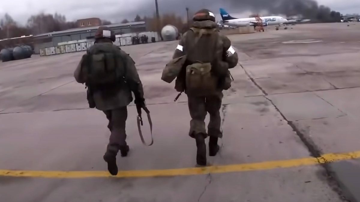 Rosyjscy żołnierze na lotnisku w Hostomelu 