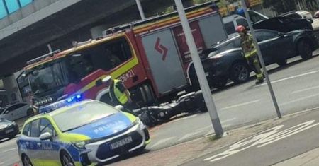 Wypadek na rondzie w Warszawie. Motocyklista zderzył się z samochodem
