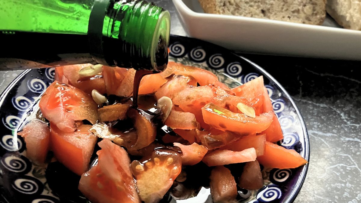 Sosik z oleju i pomidorów wybieram bagietką co do kropelki