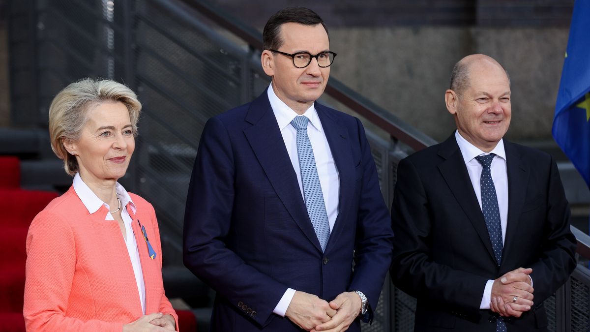 Od lewej: przewodnicząca Komisji Europejskiej Ursula von der Leyen, premier RP Mateusz Morawiecki i kanclerz Niemiec Olaf Scholz