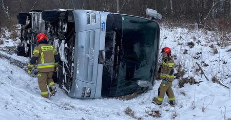 Wypadek autokaru w Bieszczadach. 19 osób jest poszkodowanych