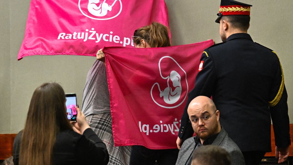 Warszawa, 11.04.2024. Aktywiści na sali obrad Sejmu w Warszawie, 11 bm. Sejm zajmuje się czterema projektami dotyczącymi przepisów aborcyjnych. Dwa projekty w listopadzie złożyła Lewica: jeden z nich częściowo depenalizuje aborcję i pomoc w niej, drugi umożliwia przerwanie ciąży do końca 12. tygodnia jej trwania. (aldg) PAP/Radek Pietruszka