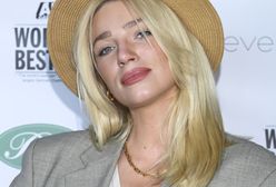 Martyna Gliwińska pozuje pod palmami. Ma na sobie czerwone bikini