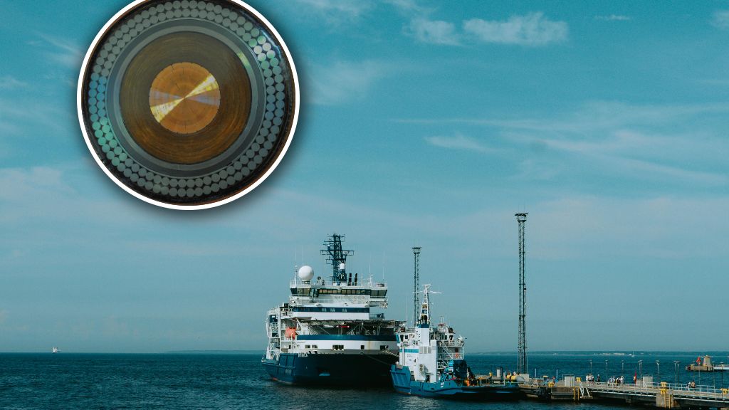 Podmorski kabel w przekroju. W tle bałtycka plaża