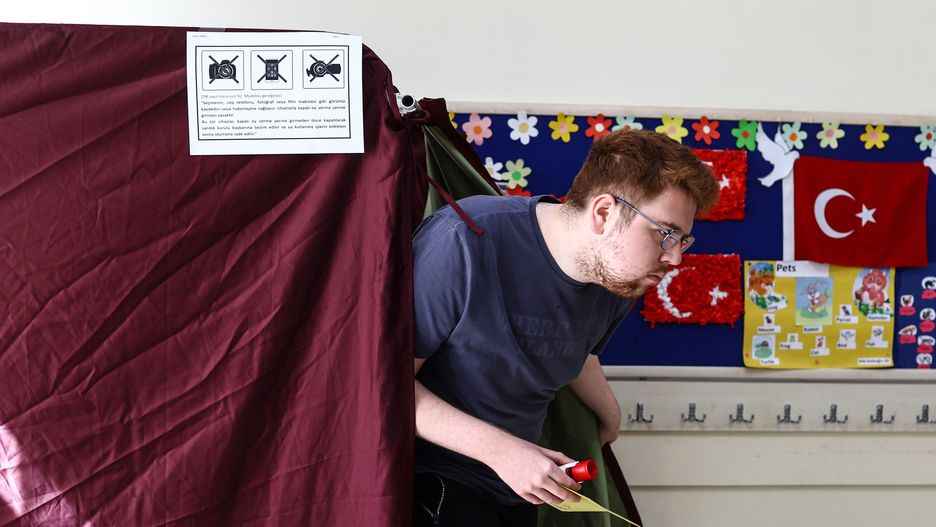 epaselect epa10659411 A man casts his ballot as he votes at a polling station in Ankara, Turkey, 28 May 2023. General elections had been held in Turkey on 14 May, where none of the candidates exceeded the 50 percent mark in the first round. The second round of presidential elections between Turkish President Recep Tayyip Erdogan and his challenger Kemal Kilicdaroglu, the leader of the opposition Republican People's Party (CHP), is held 28 May. EPA/SEDAT SUNA Dostawca: PAP/EPA.