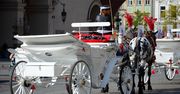 Zamknięty postój i przejazd dorożek na Rynku Głównym w Krakowie