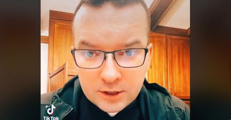 Matka chciała sama ochrzcić dziecko w szpitalu. Stanowcza reakcja księdza