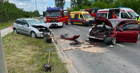 Zderzenie czołowe w Szczukowskich Górkach. Dwie osoby w szpitalu