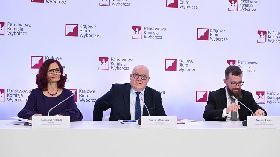 Warszawa, 08.04.2024. Wybory samorządowe 2024. Przewodniczący Państwowej Komisji Wyborczej Sylwester Marciniak (C), członek PKW Arkadiusz Pikulik (P) oraz sekretarz Państwowej Komisji Wyborczej, szefowa Krajowego Biura Wyborczego Magdalena Pietrzak (L) podczas konferencji prasowej w Warszawie, 8 bm. Konferencja dot. wyników I tury wyborów samorządowych, która odbyła się 7 bm. (mr) PAP/Radek Pietruszka