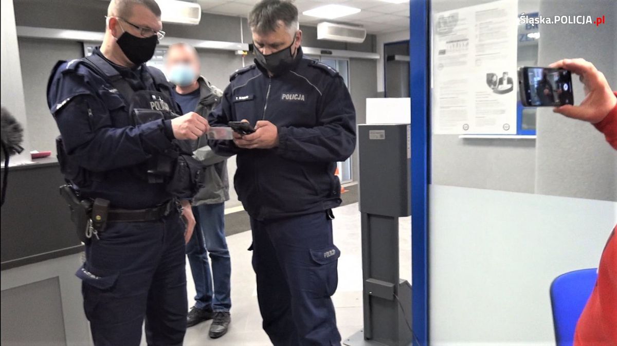 Katowice. Dwaj mężczyźni bez maseczek szukali nieprawidłowości w szpitalu w MCK.