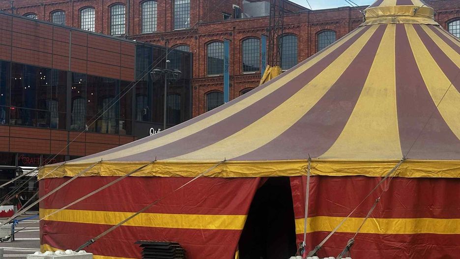 straszny cyrk na rynku manufaktury