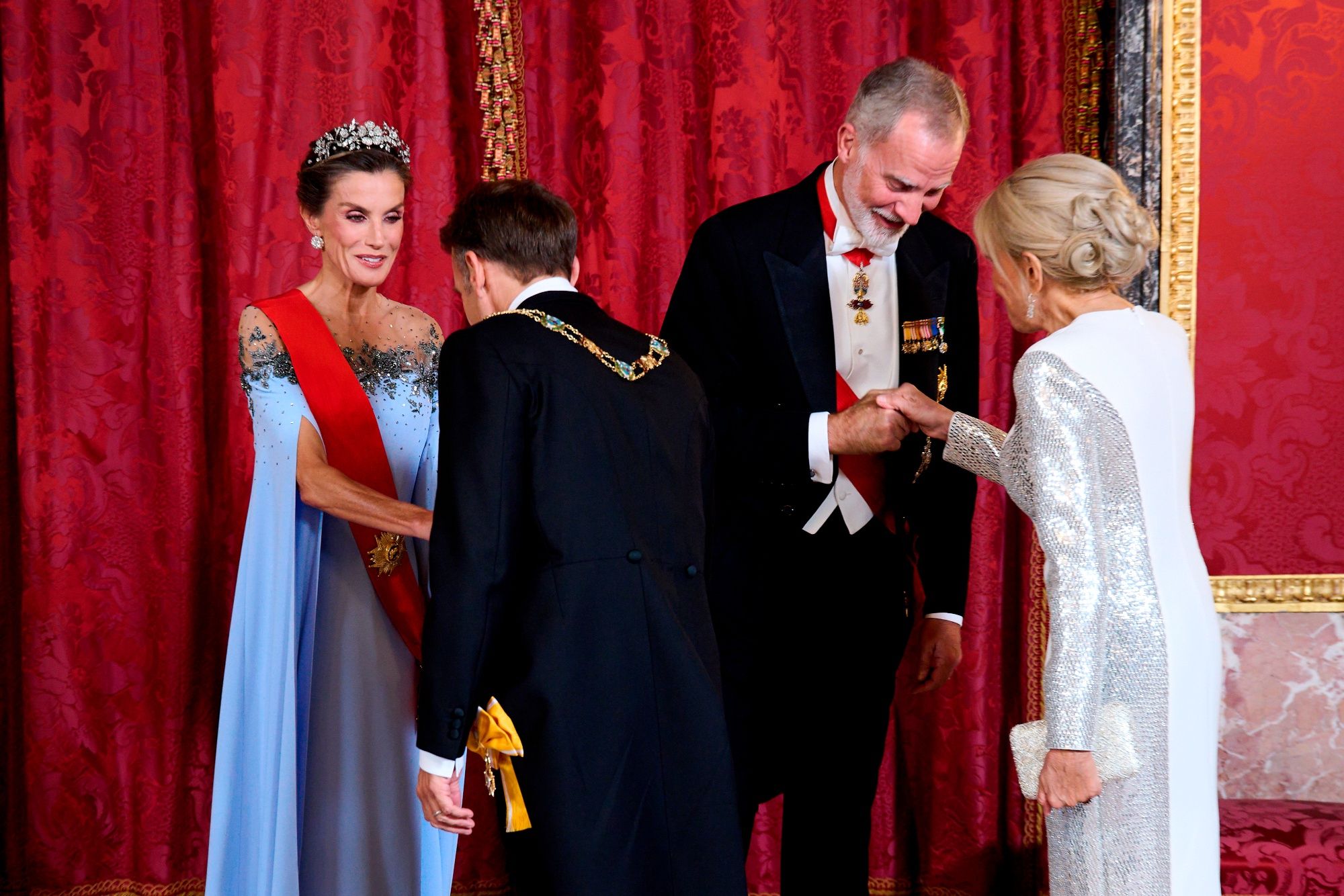 Królowa Letycja i Brigitte Macron emanują elegancją na balu