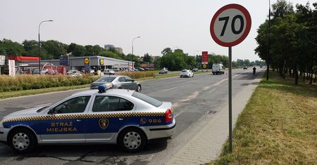 Plama oleju przyczyną wypadku na ul. Mełgiewskiej. Dwie osoby w szpitalu