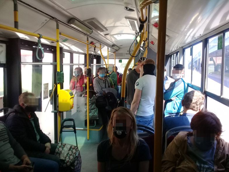 W autobusach i tramwajach jest coraz więcej osób. 