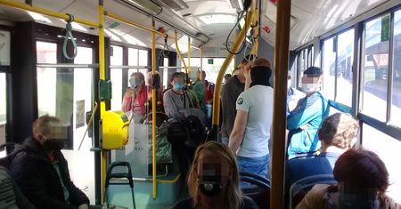 Obostrzenia a rzeczywistość. Kierowca: "Ludzie, tu może być 21 osób". Nikt nie wysiadł