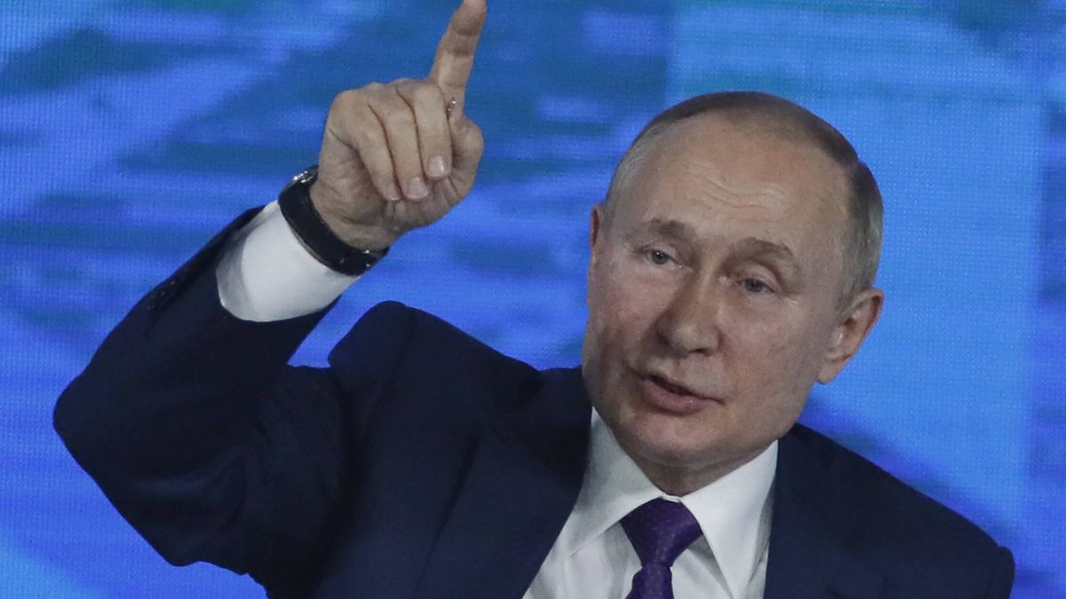 Russian President Vladimir Putin's annual big news conference
epa09654918 Russian President Vladimir Putin answers a question during his annual life-broadcast news conference with Russian federal, regional, and foreign media at the Moscow Manege in Moscow, Russia, 23 December 2021. The President's Big Press Conference is an annual event that has been held since 2001. This year, the number of journalists was limited to 507 due to coronavirus.  EPA/YURI KOCHETKOV 
Dostawca: PAP/EPA.
YURI KOCHETKOV