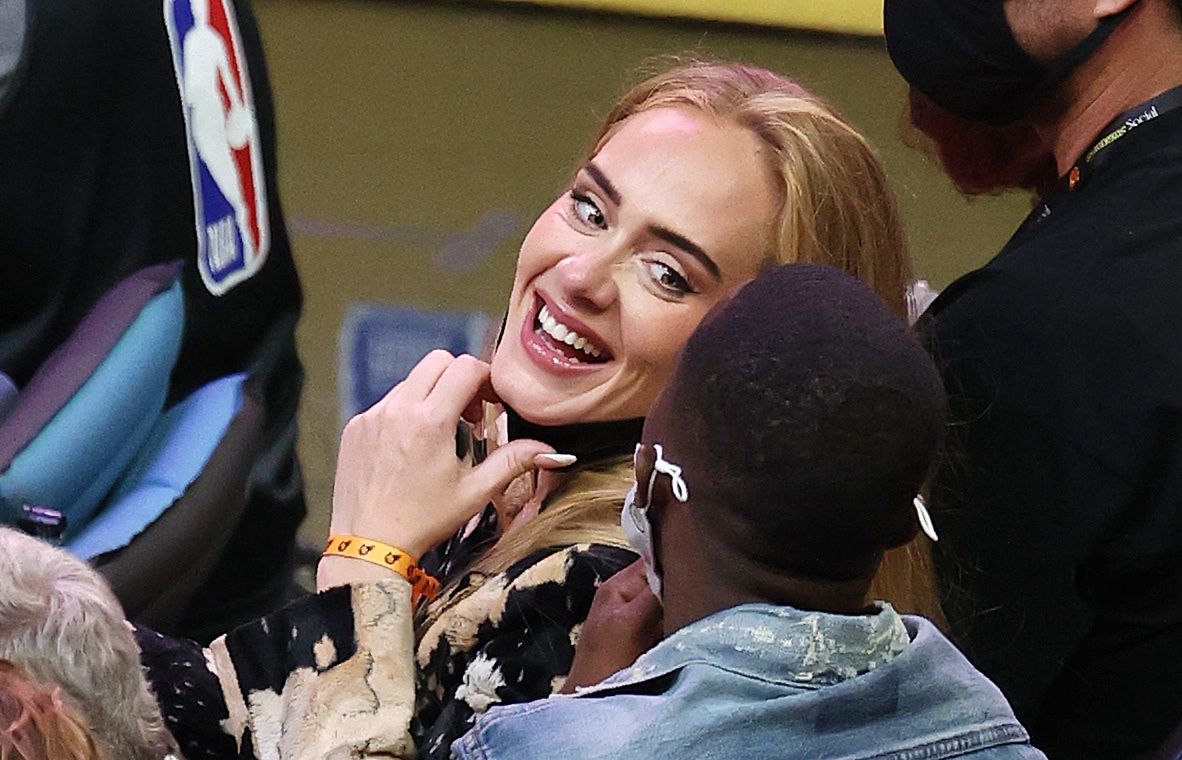 Finały NBA. Adele uśmiecha się do  Richa Paula