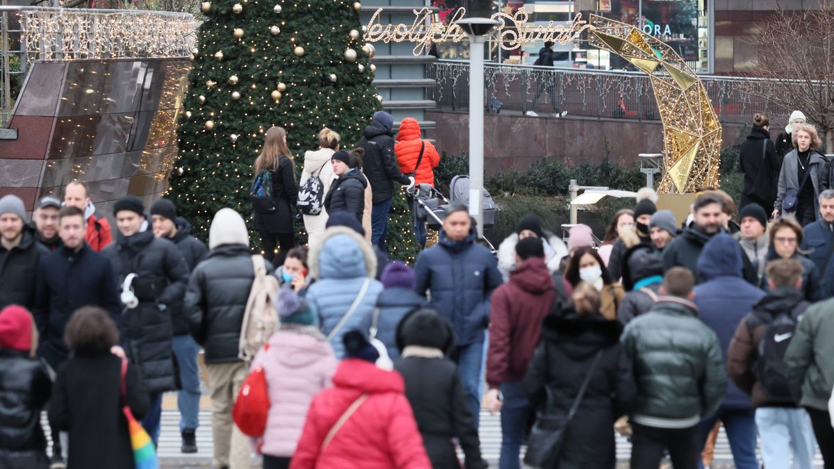 Piekło w sklepach dopiero się zacznie? Polacy z zakupem prezentów będą czekać na promocje