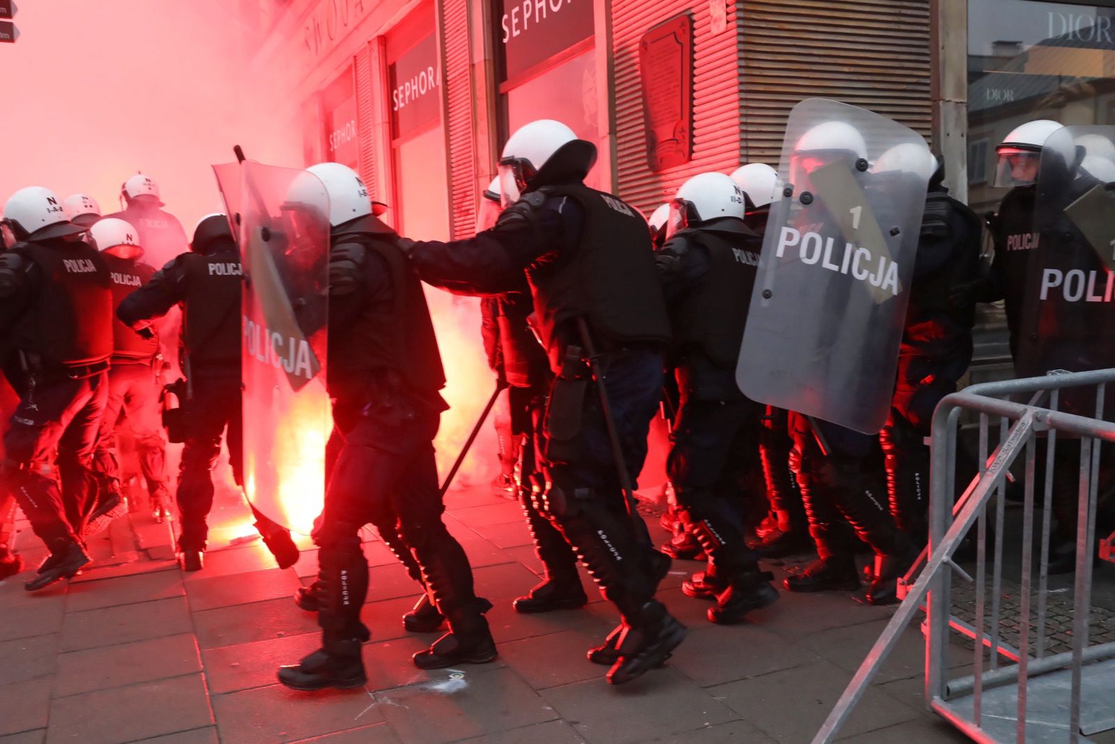 Marsz Niepodległości. Interwencja policji przy rondzie de Gaulle'a