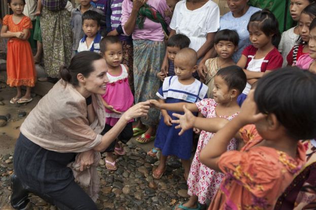 Angelina Jolie ADOPTUJE SIÓDME DZIECKO?!